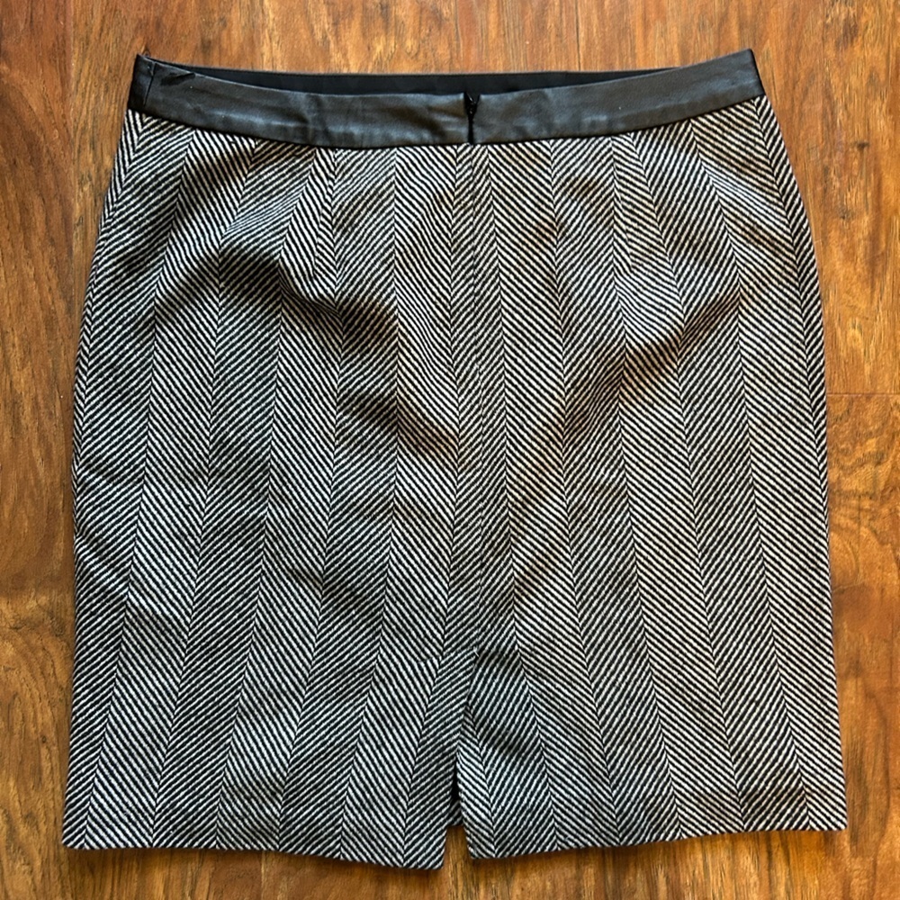 Pencil Skirt in Grey and Black Herringbone Print Prefect For Work - Picture 6 of 9